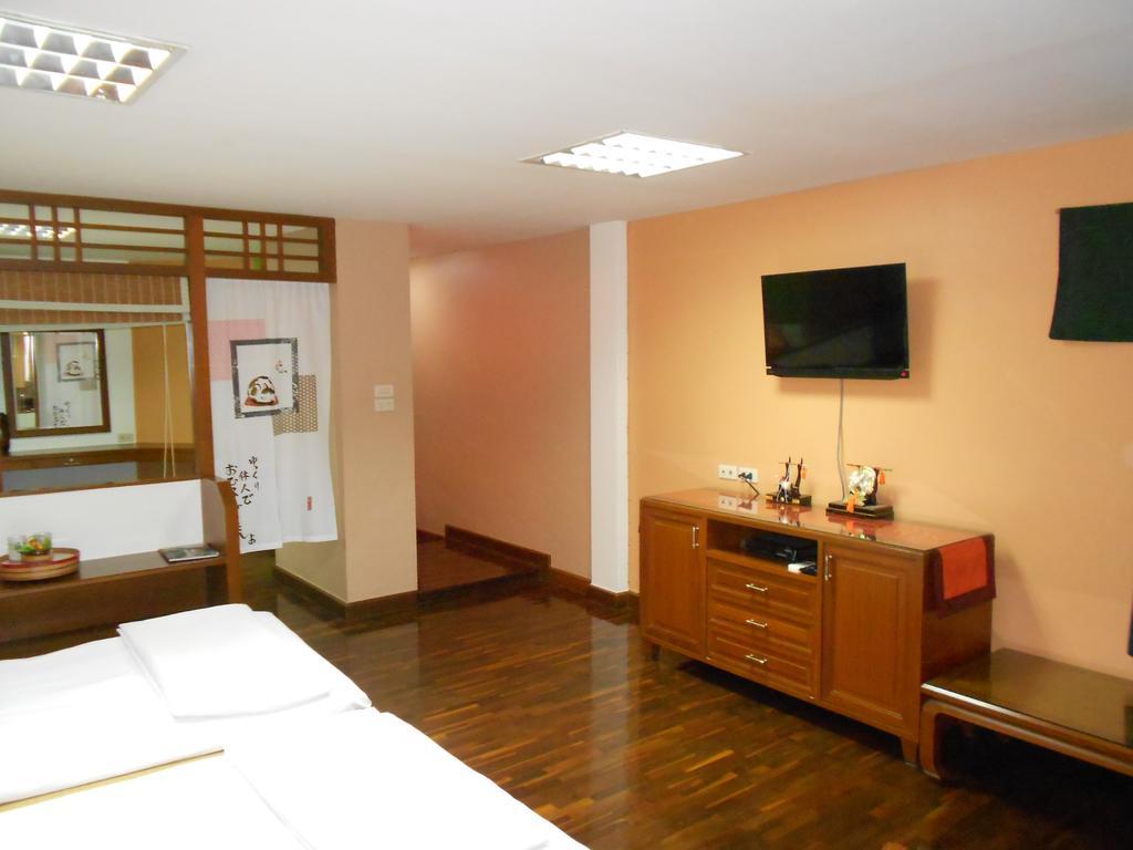B.S. Court Hotel Sathorn Бангкок Экстерьер фото